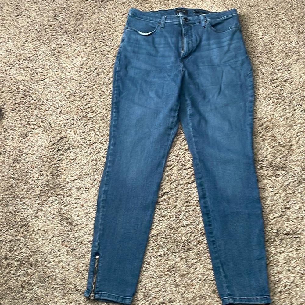 Banana Republic excellent pre-owned condition. Hi-Rise  with ankle zippers.